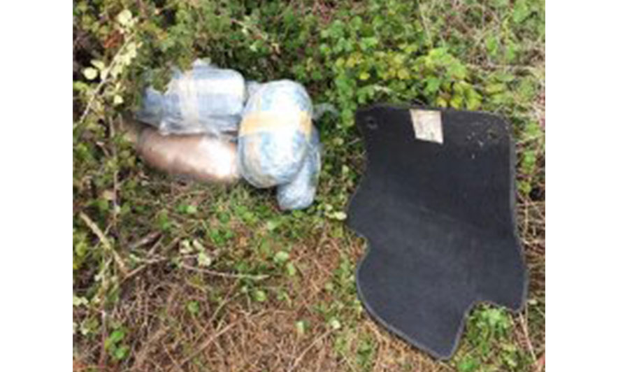 Dikush i ka lëshuar nga frika. Në Kakavijë gjenden në shkurre dy pako kanabis