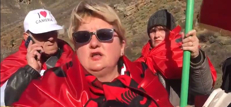 Varrezat greke, plasin protestat në Dragot të Tepelenës. Policia shoqëron një person në komisariatin e Gjirokastrës