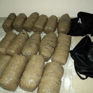 Tre shqiptarë kapen në Igumenicë me 124 kg hashash