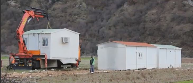 Në Dragot të Tepelenës nis montimi i kontenierëve për eshtrat e ushtarëve grekë (FOTO)