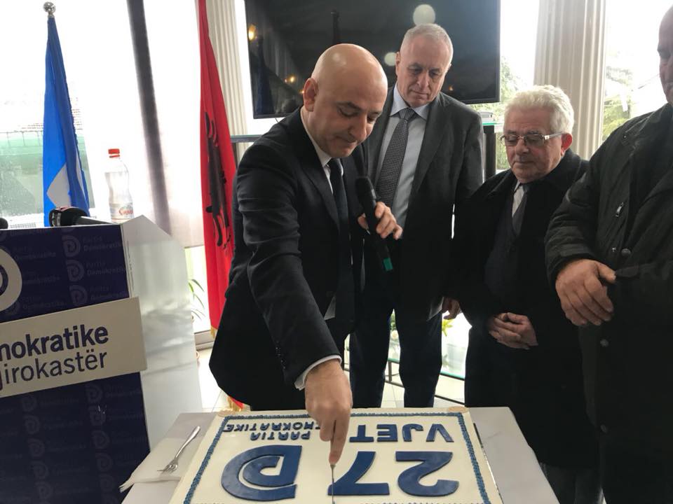 Gjirokastër, PD feston 27 vjetorin. Bejko ‘shpërthen’ ndaj Ramës: Kryeministër gangster e palaço cirku (Në festë edhe Spiro Ksera, ish-ministri i dënuar për korrupsion)