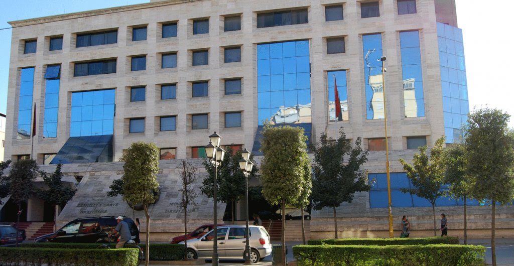 Ministrja e Drejtësisë shkarkon 8 punonjës të Hipotekave, u ankuan qytetarët