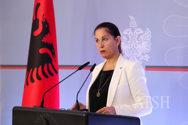 Mirela Kumbaro u bën një ‘dhuratë’ të gjithë atyre që punojnë në shtet