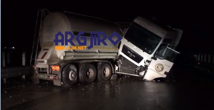 Përmbyset autoboti, bllokohet autostrada në jug të vendit