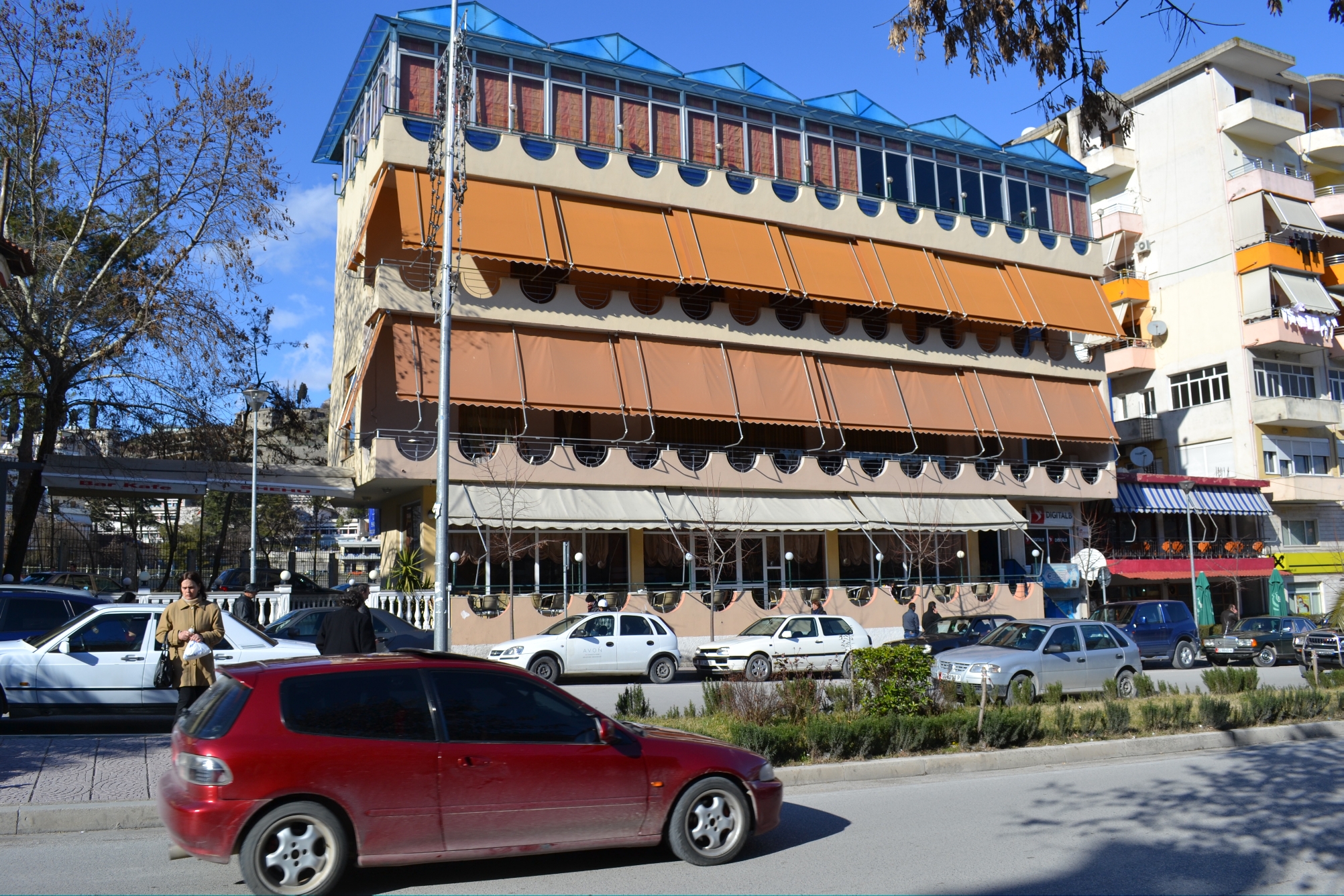 Gjirokastër, kërcënohet me armë zjarri jashtë lokalit një 32-vjeçar. Policia shpall në kërkim dy të rinjtë