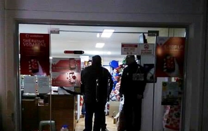 Grabitet gjatë natës një market, autori merr lekë dhe cigare