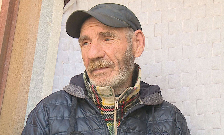 Historia e trishtë e të moshuarit që jeton në tualetet publike: S’dua të vdes këtu si qen… (FOTO)