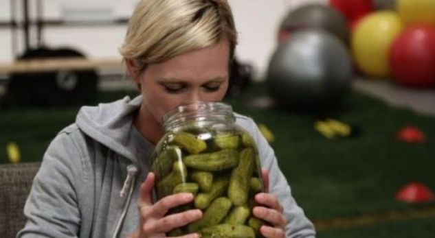 Kujdes kur hani kastravecë turshi. Ja cila është arsyeja!