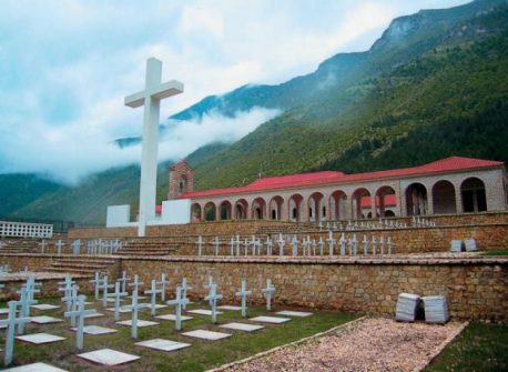 Drejtori i ALUIZNI-t: Varreza e ushtarëve grekë në Këlcyrë është ndërtuar pa leje, duhet legalizuar