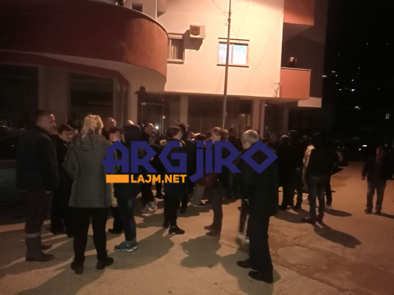 Tensionohet situata në Gjirokastër, banorët kundër Zamira Ramit: Nuk shkojmë në konvikt! (FOTO nga protesta para pallatit)