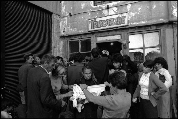 27 vite nga rënia e komunizmit, shikoni fytyrat e shqiptarëve në vitin 1991. FOTO sa mijëra fjalë