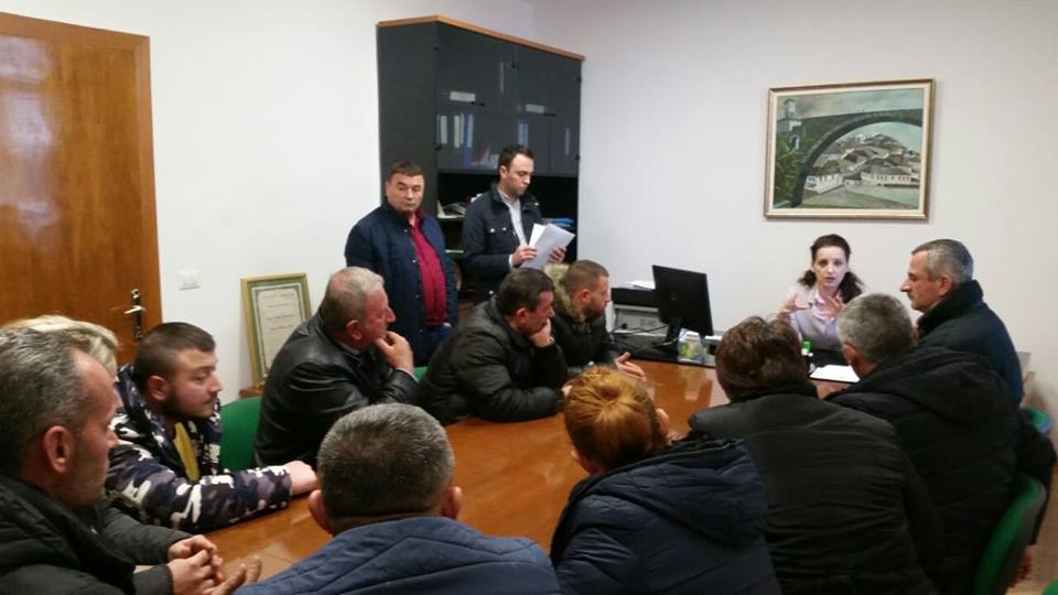 Banorët e pallatit i shkojnë në zyrë për takim, Zamira Rami i pret me shefin e Policisë Bashkiake (FOTO)