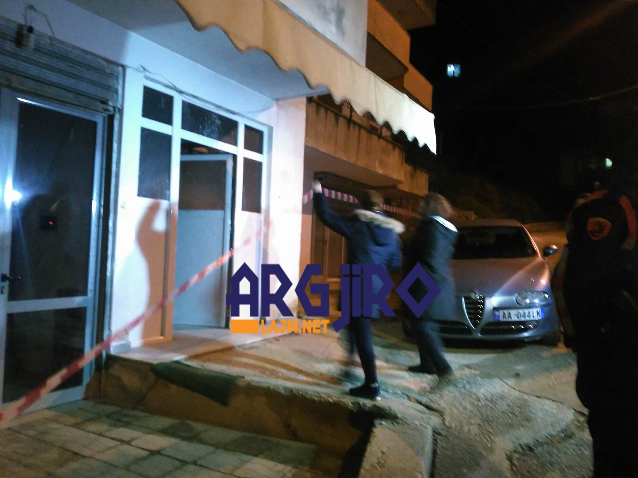 Gjirokastër, banorët kalojnë kordonin policor, futen në pallatin që rrezikon shembjen (FOTO)