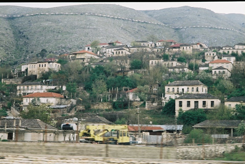 Ndërtoi murin pa leje, dropulliti nga Grapshi kallëzohet në Prokurori