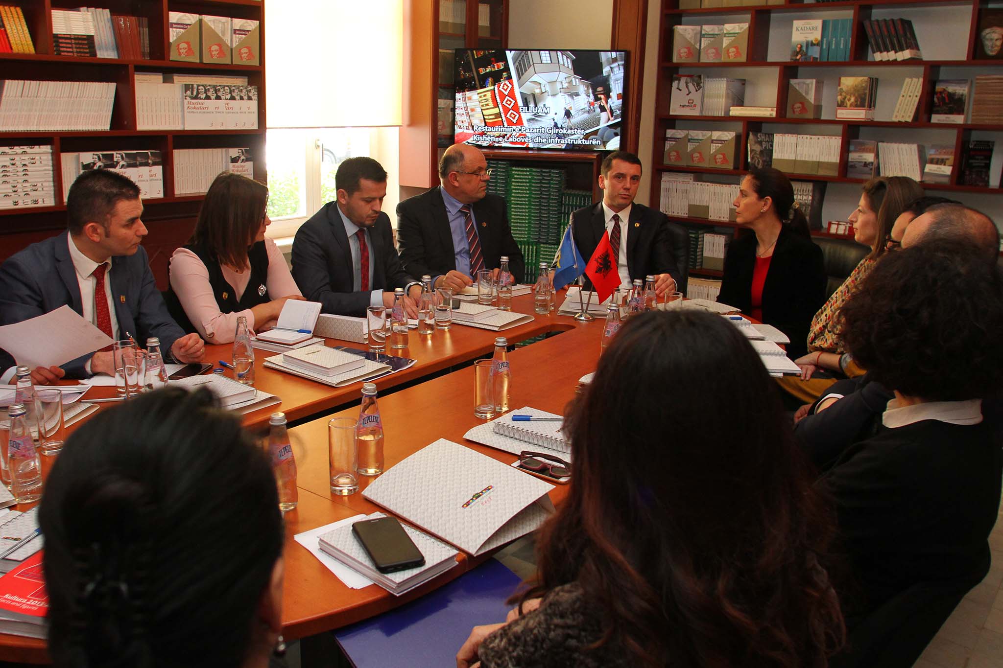 Kumbaro takohet me homologun kosovar, sendet personale të Isa Buletinit “zhvendosen” në Kosovë