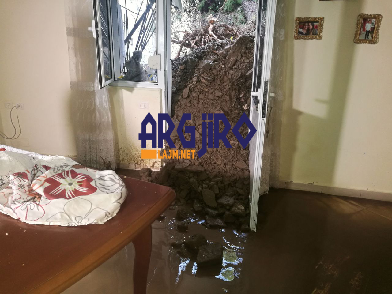 Katastrofa në Gjirokastër, shihni si janë mbushur me baltë apartamentet e pallatit te ‘Kodra e Shtufit’ (FOTO)