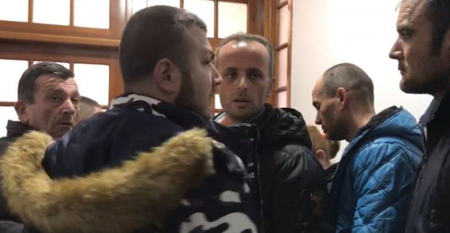 Revoltohen banorët e pallatit në Gjirokastër: Nuk duam ushqime, duam të dimë çfarë po bëhet