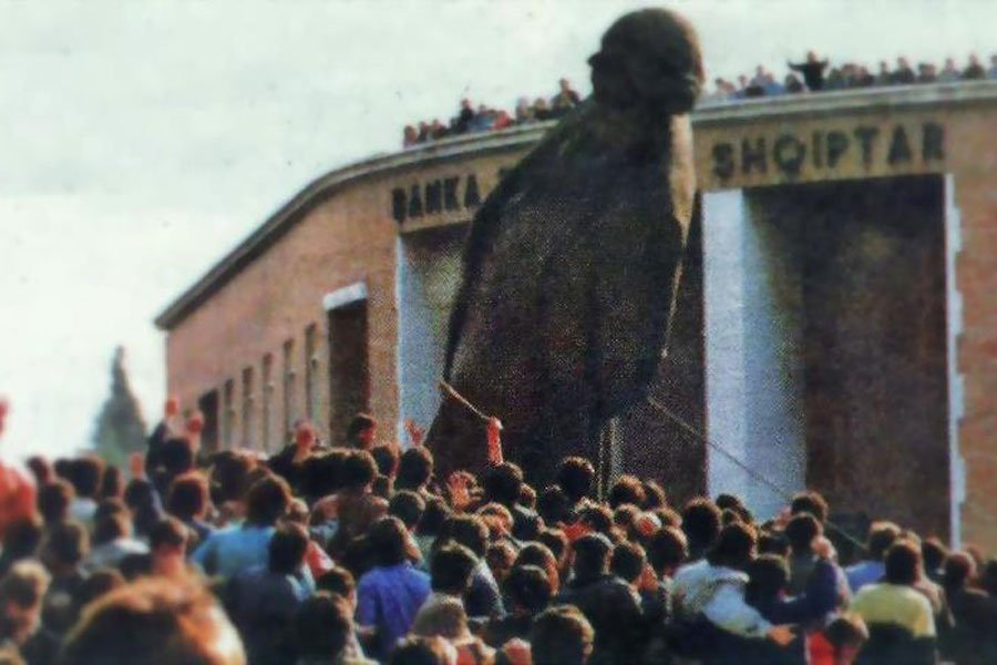 Sot 27 vjet nga rrëzimi i bustit të Enver Hoxhës