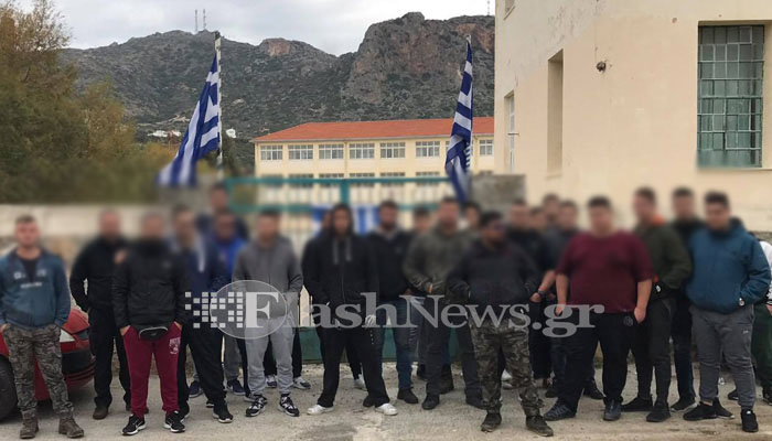 Ekstremistë të ‘Agimit të Artë’ në Kretë bllokojnë kursin e gjuhës shqipe për fëmijët e emigrantëve (FOTO)