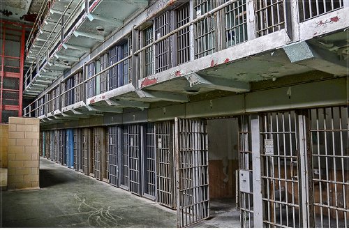 Athinë, shqiptari tenton arratisjen nga burgu, por…