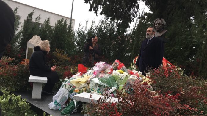 Sot 1 vit pa Dritëro Agollin, bashkëshortja shkon në varreza me Moikom Zeqon (FOTO)