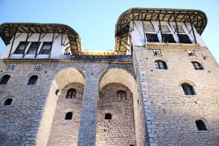 Tritan Shehu i heq Gjirokastrës identitetin osman: Është i përkatësisë europiane! Po ç’është në fakt?