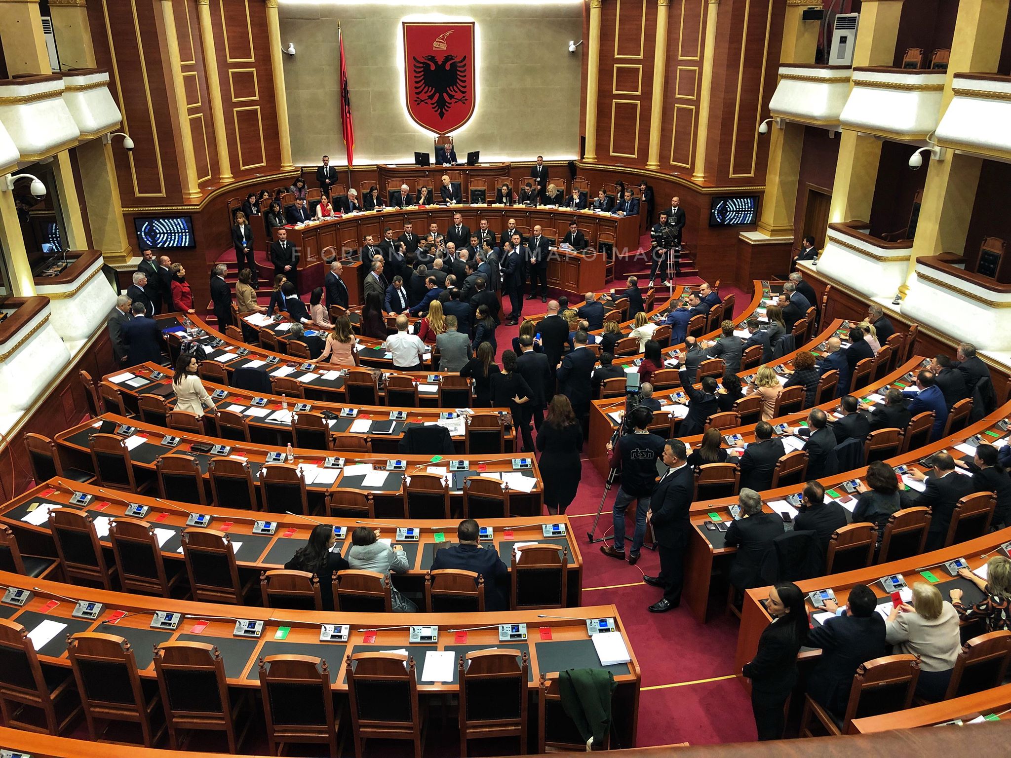 Kuvendi, mbyllet seanca mes protestave të opozitës, miratohet ndërtimi i Aeroportit të Vlorës