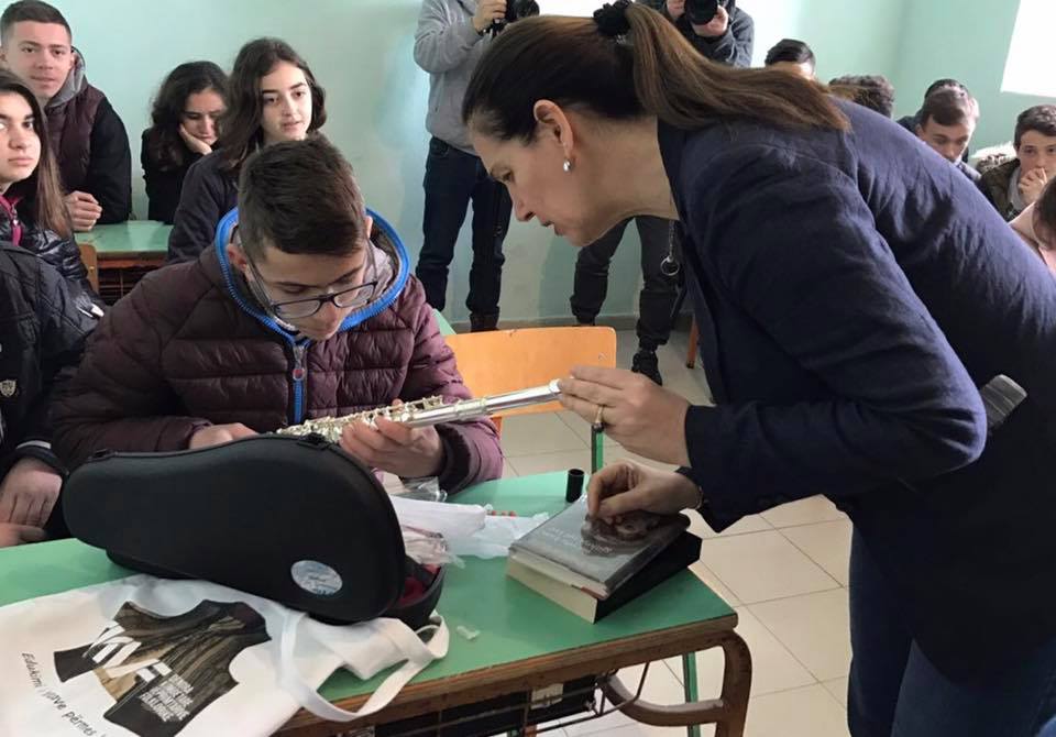 Kumbaro te shkolla artistike në Gjirokastër, dhuratë një flaut për nxënësin nga Përmeti (FOTO)