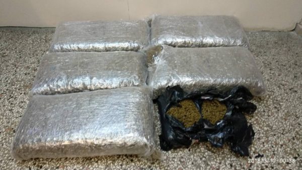 Makina me 55 kg drogë, trafikantët përplasen me postbllokun e policisë, dy të arrestuar