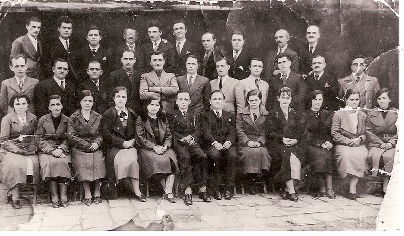 FOTO LAJM/ Mësuesit e viteve ’30 në Gjirokastër. A i identifikoni dot me emra?