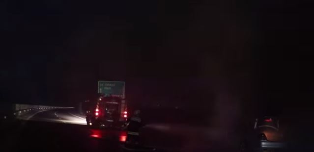 Digjet gjatë natës në mes të rrugës një ‘Benz’, ja çfarë ka ndodhur (VIDEO)