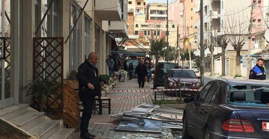Moti i keq, kalimtarit i bie xhami mbi kokë, ndërron jetë menjëherë