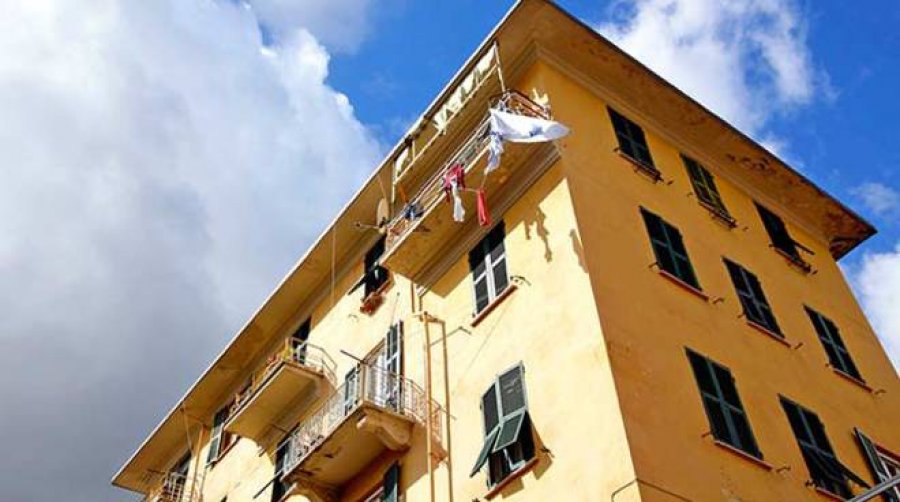 Varte rrobat në ballkon, vajza rrëzohet për vdekje nga pallati