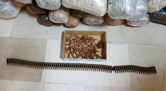 Policia greke kap në kufi të riun shqiptar, kishte me vete drogë dhe fishekë