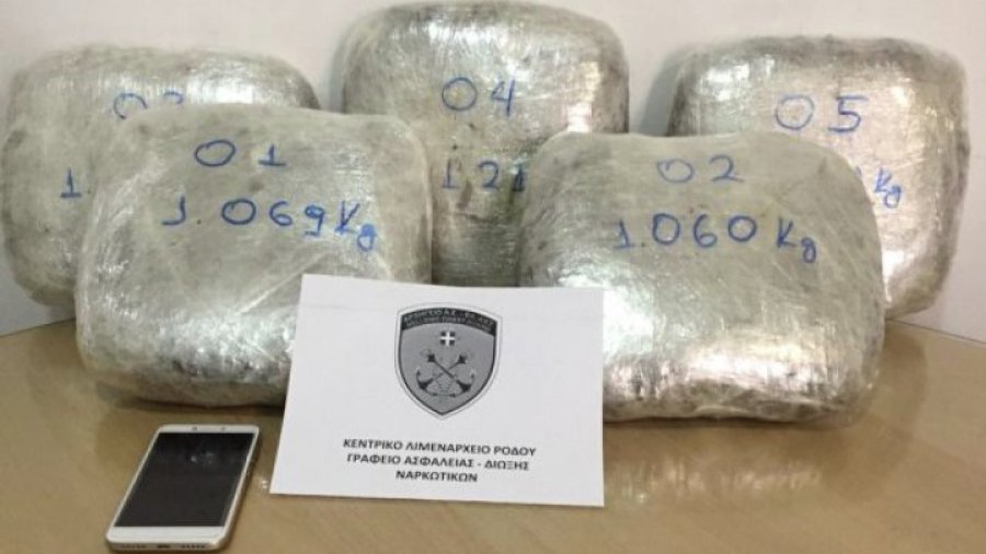 Muzikanti i njohur shqiptar arrestohet në Greqi, i gjendet 5 kg hashash në bagazhet  e udhëtimit