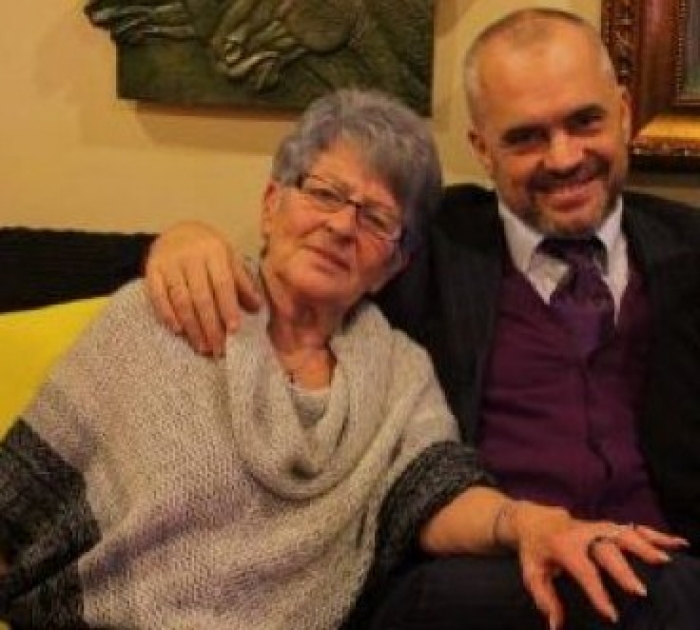 Nderohet me çmim nëna e Edi Ramës