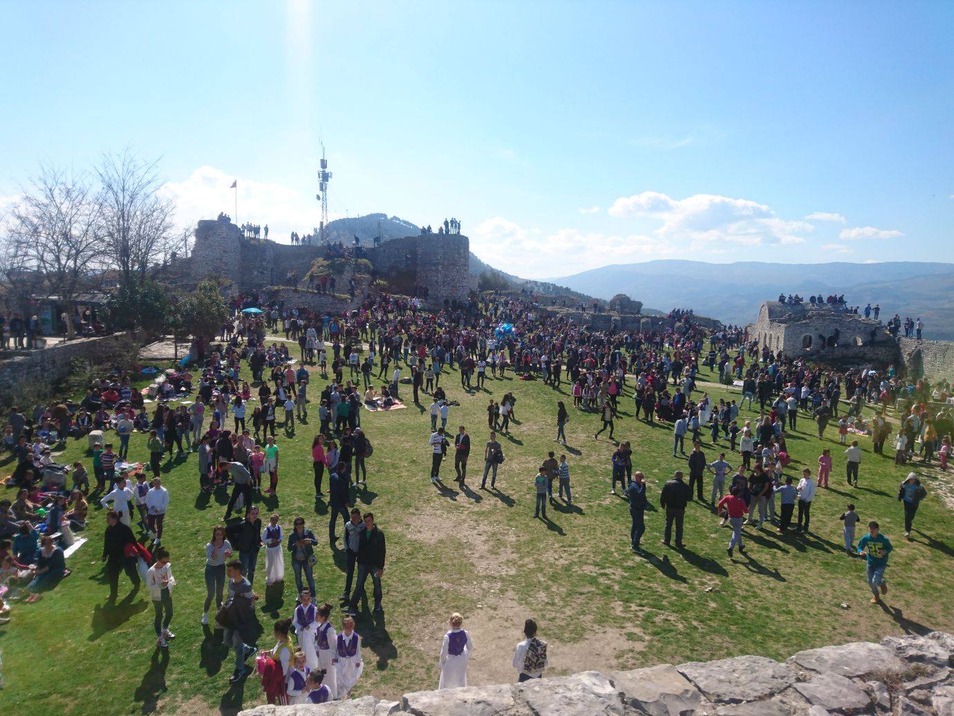 Kumbaro publikon videon: Dy muajt e parë të 2018-ës “boom” vizitorësh në monumentet e kulturës