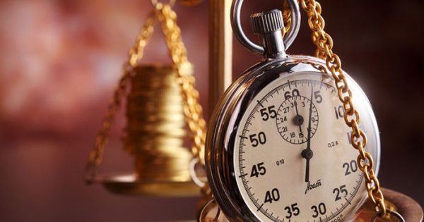 Nesër ndryshon ora, shkon 60 minuta para