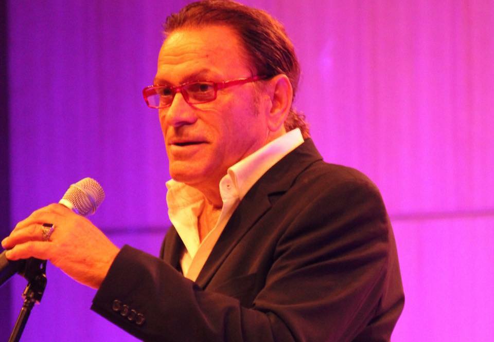 Timo Flloko në Gjirokastër, promovon librin e tij te shtëpia e Kadaresë