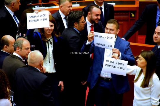 ‘Rama është dick (k*ri)’, shihni pankartën e gocave të LSI-së në Kuvend