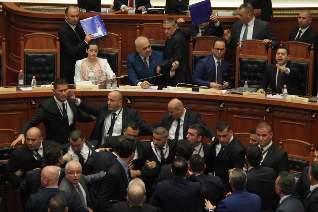 Salianji-Ruçit: Ta ka dëshira t’i internosh deputetët e opozitës në kampin e Tepelenës!