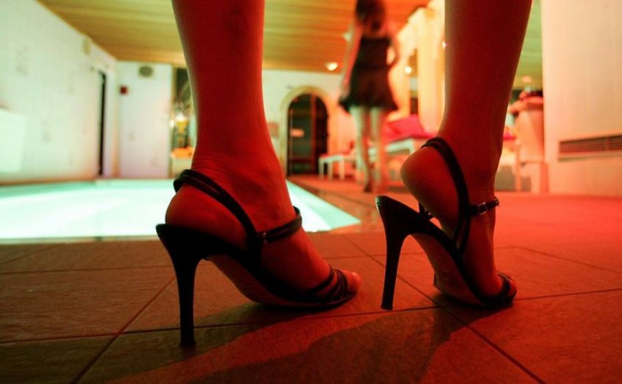 ‘Na jep paratë, ose ja çojmë videot gruas’, kurthi i shqiptarëve për klientët e prostitutave