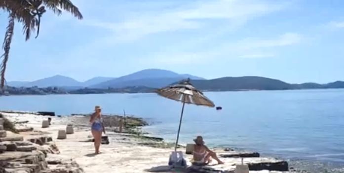 Në Sarandë nuk durojnë dot, fillon plazhi (VIDEO)