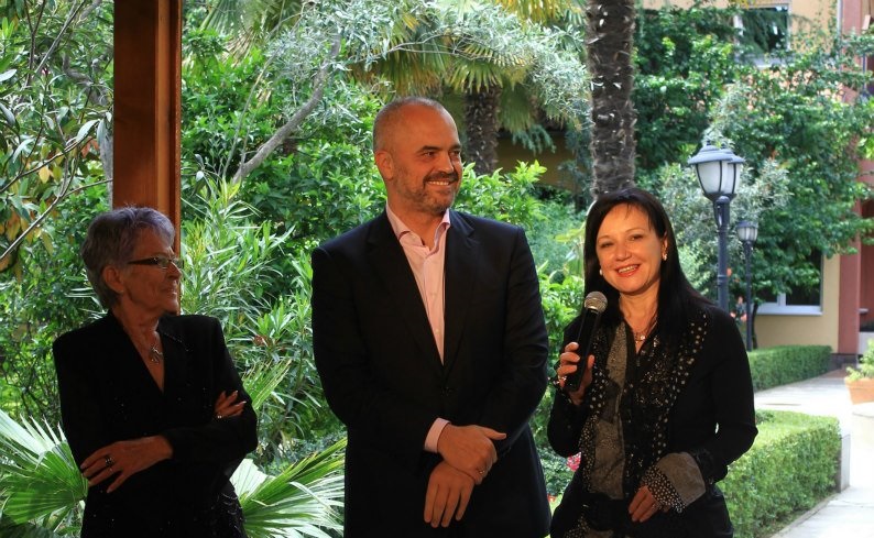 Mjekët flasin për nënën e Ramës: Po kalon sëmundje të vështirë