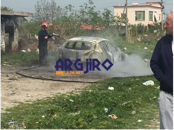 Digjet një makinë me targa greke, brenda saj gjendet një kallashnikov