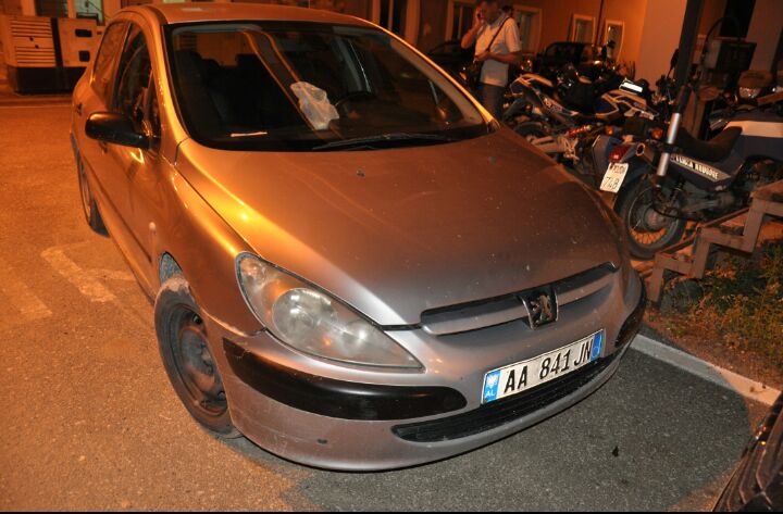 Ndjekje si nëpër filma, arrestohet 28-vjeçari. Kishte armë në makinë. Shoku ia mbath (FOTO)