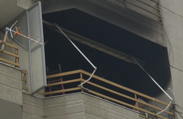 Biznesmenit i djegin shtëpinë me benzinë, dyshohet për zjarrvënie të qëllimshme