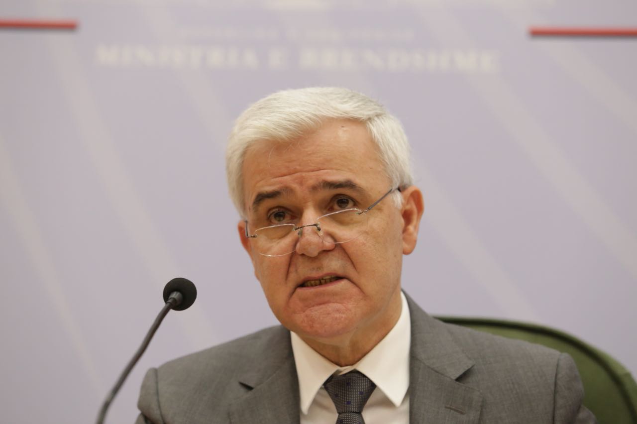 Ministri Xhafaj lëshon një kërcënim…