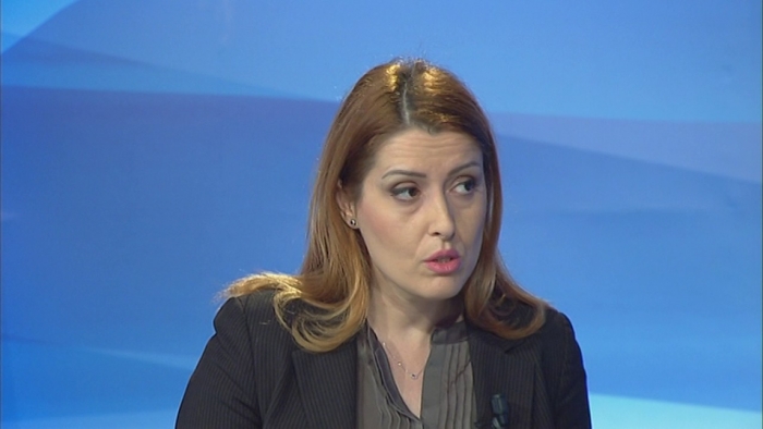 “Kam 6 muaj që nuk fle gjumë..”, gazetarja tallet me ministren e Shëndetësisë