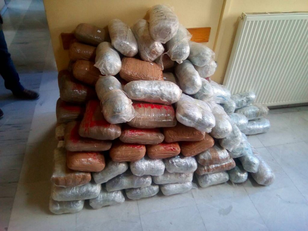 Kapet furgoni me 200 kg kanabis në kufirin me Greqinë, dy të arrestuar